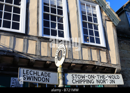 Burford Oxfordshire Royaume-Uni un vieux panneau routier dans la high street Banque D'Images