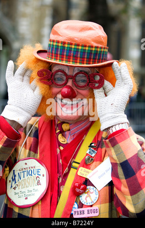 Clown coloré avec '2009' lunettes au London Parade, un défilé du Nouvel An dans le centre de Londres Banque D'Images