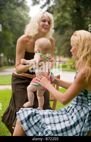 Close-up of young women with baby in backyard Banque D'Images