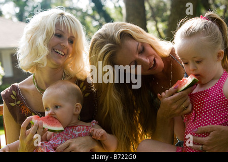 L'alimentation des mères melon d'eau à bébé et d'enfant avec le syndrome de Down Banque D'Images