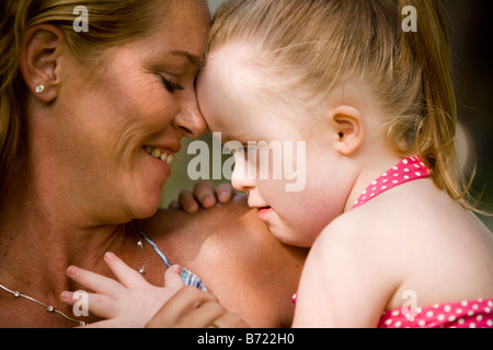 Close up profile de mère et fille avec le syndrome de Down Banque D'Images