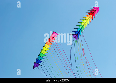 Deux piles de 12 sur roues à l'dans Rainbow de couleurs sur un fond de ciel bleu Banque D'Images