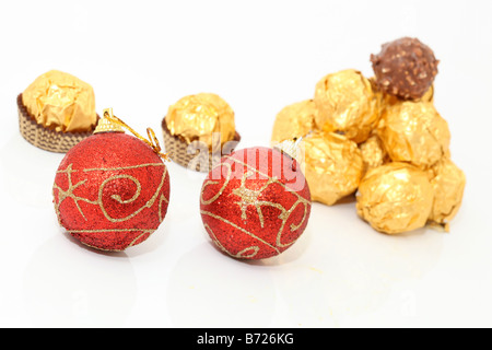 Boules de Noël et chocolats wraped or isolé sur fond blanc Banque D'Images