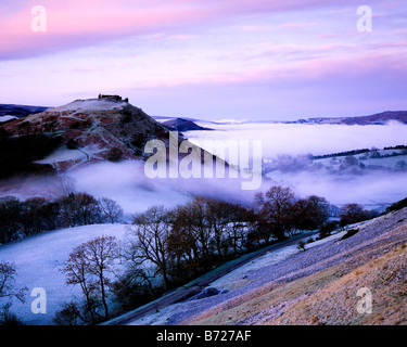 Hiver aube sur Castell Dinas Bran et la vallée de la Dee. Le Nord du Pays de Galles Banque D'Images