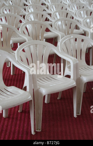 Grand nombre de chaises de couleur blanche sur le tapis rouge pour organiser la fonction publique importante ou d'une réunion dans une immense salle de conférence Banque D'Images