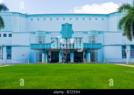 Le Fillmore Miami Beach au Jackie Gleason Theater magnifique bâtiment Art déco sculpture moderne avec pelouse Banque D'Images