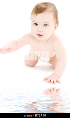 Image lumineuse de crawling baby boy en couche Banque D'Images