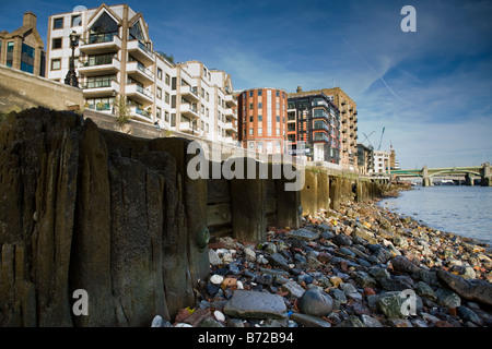 Vue sur la Tamise estran à marée basse de sous le pont du Millenium à Londres, en Angleterre, en aval. Banque D'Images