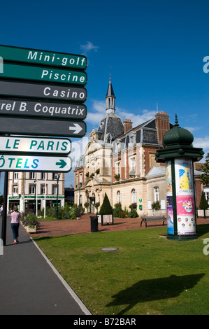 Hôtel de ville et les panneaux indiquant les directions à Cabourg, Calvados, Normandie, France Banque D'Images