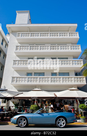 Miami South Beach , Ocean Drive , Cavalier , bâtiment art déco blanc à la mode avec Atlantic Bar & Grill Restaurant on porch Banque D'Images