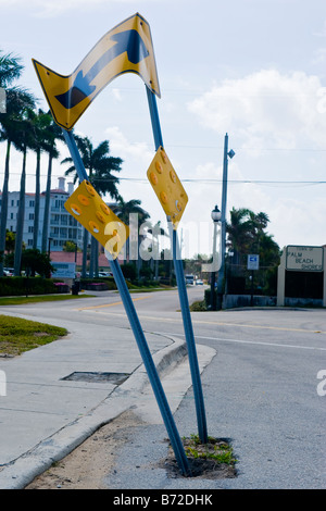 Palm Beach Shores , intéressant quirky road sign , tourner à gauche ou à droite ou me frapper ! Banque D'Images