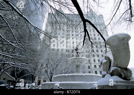 Plaza Hotel et fontaine Pulitzer. Journée enneigée d'hiver. Grand Army Plaza entretenu par Central Park Conservancy à Midtown Manhattan, New York, États-Unis Banque D'Images