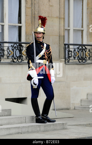 Portrait d'un permanent de la garde républicaine à l'entrée de l'Elysée, à Paris, France Banque D'Images