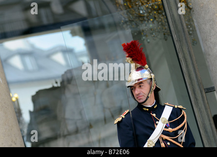 Portrait d'un permanent de la garde républicaine à l'entrée de l'Elysée, à Paris, France Banque D'Images