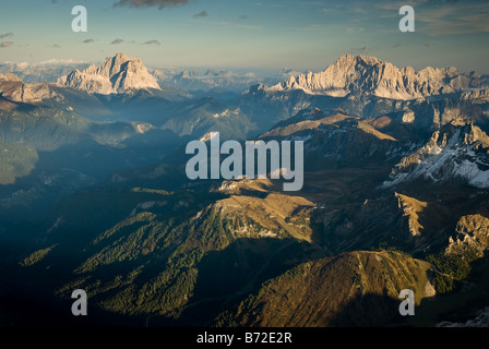 Vue depuis le piz boe au coucher du soleil Dolomites Italie Banque D'Images