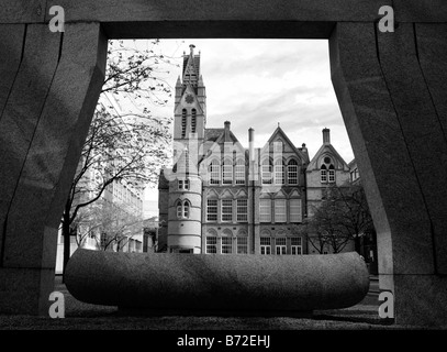 L'Ikon Art Gallery, Birmingham City Centre, vu à partir d'un banc en pierre avec un arc au-dessus de lui. Banque D'Images