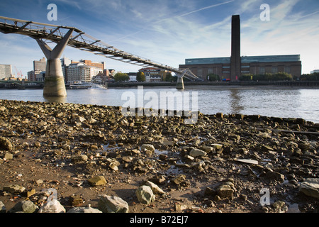 Vue sur le Millennium Bridge et la Tate Modern en face de la Tamise estran à marée basse, Londres, Angleterre. Banque D'Images