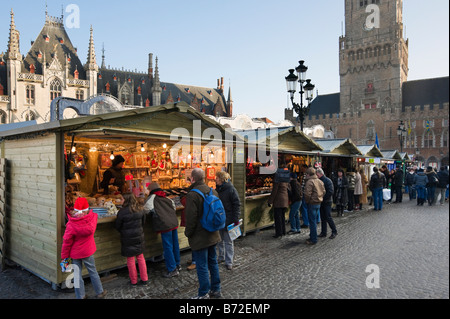 Marché de Noël de la Grote Markt (Grand Place) dans le centre de la vieille ville, Bruges, Belgique Banque D'Images