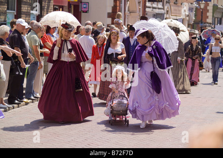 Période de tenues, marcher le long de Rochester High Street pour célébrer le festival Dickens Banque D'Images