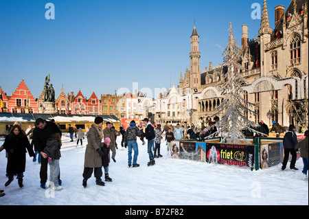 Patinoire au Marché de Noël de la Grand Place (place principale), Bruges, Belgique Banque D'Images