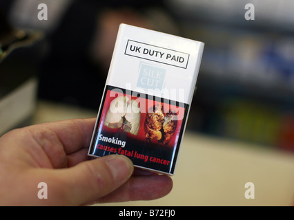 Royaume-uni les paquets de cigarettes portent maintenant les mises en garde illustrées Banque D'Images