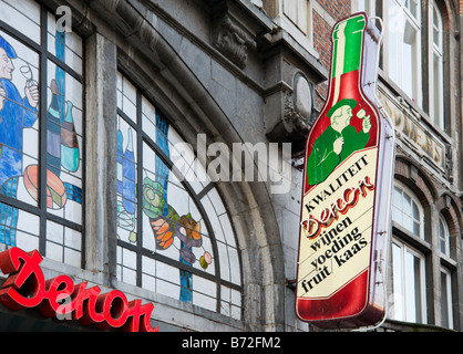 Enseigne à l'extérieur d'une boutique pour la nourriture et le vin dans le centre ville, Louvain, Belgique Banque D'Images