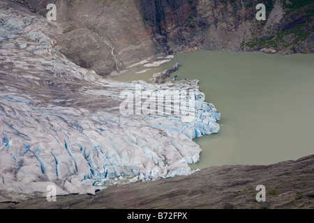 Mendenhall Glacier s'écoule dans le lac Mendenhall près de Juneau, Alaska, USA Banque D'Images