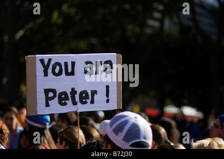 Un panneau rappelle au pape qu'il est Peter dans Hyde Park pendant la Journée mondiale de la Jeunesse 2008. Banque D'Images