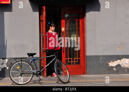 Femme en face du centre-ville d'affaires Beijing Chine Banque D'Images