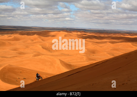 Rider sur une dune de l'Erg Chebbi, Merzouga, Maroc Banque D'Images