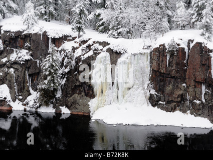 Une cascade de glace sur les falaises qui bordent la rivière des Français, en Ontario, Canada Banque D'Images