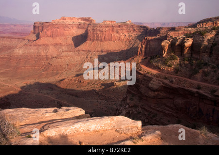 La jante blanc Road serpente à travers Canyonlands National Park Utah Banque D'Images