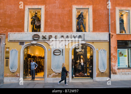 Boutique de mode à Piazza di Spagna, dans le centre de Rome Italie Europe Banque D'Images