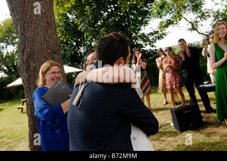 Un couple hug avoir attaché le noeud dans un mariage cérémonie civile Garsington Oxfordshire Banque D'Images