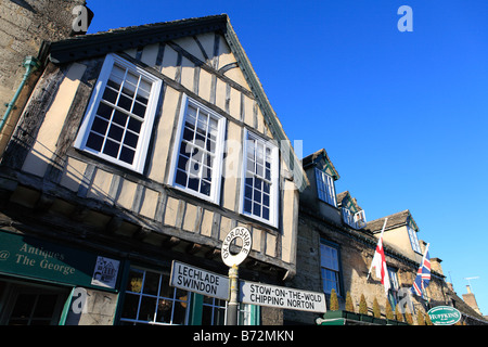 Burford Oxfordshire Royaume-Uni un vieux panneau routier dans la high street Banque D'Images