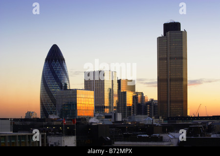 Nat West Tower Gherkin et toits de Londres Angleterre Londres au coucher du soleil Banque D'Images