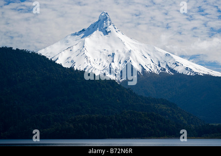 Volcan Puntiagudo vue de Lago Petrohue Banque D'Images