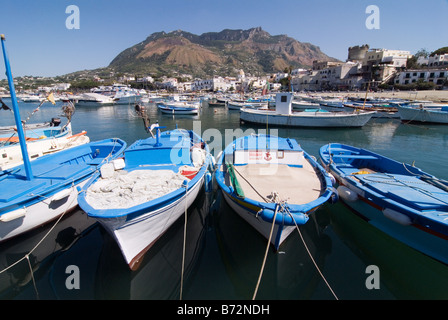 Fisherboats en Forio Ischia île sur la baie de Naples Banque D'Images