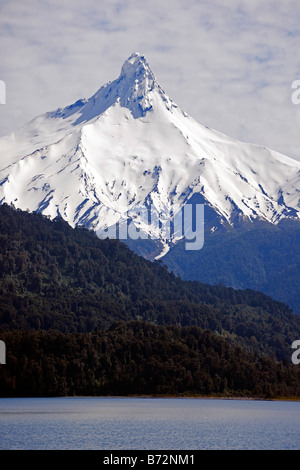 Volcan Puntiagudo vue de Lago Petrohue Banque D'Images