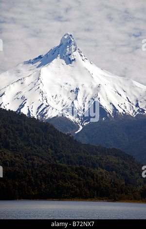 Volcan Puntiagudo vue de Lago Petrohue Banque D'Images