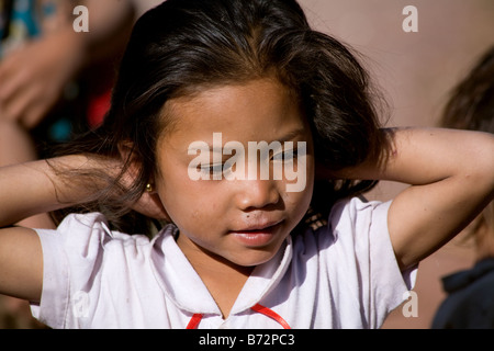 Jeune fille hilltribe, avec les mains derrière le dos, de Ban Sayoudom dans le nord du Laos Banque D'Images