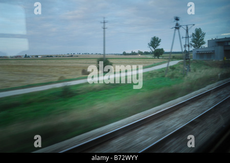 La campagne sur un voyage en train de Varsovie à Cracovie en Pologne Banque D'Images