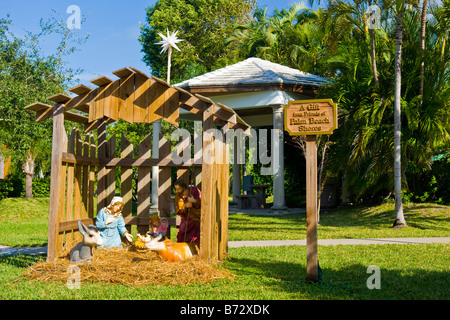 Hôtel de ville de Palm Beach Shores , crèche de Noël dans les jardins , inscrit un cadeau d'Amis de Palm Beach Shores Banque D'Images