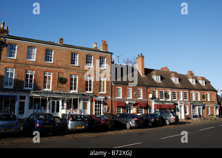 Afficher le long de Bedford Street La rue principale qui traverse le village de woburn bedfordshire uk Banque D'Images