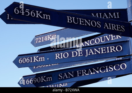 Les villes du monde distances affichées sur un panneau routier au monde le V&A Waterfront Cape town afrique du sud Banque D'Images