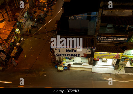 Un fluide en période nocturne Paysage de rue de Madurai l'un de l'Inde du Sud, dans l'Etat du Tamil Nadu. Banque D'Images
