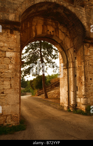 Photo d'entrée de château La Rocca Albornoziana à la Spoleto Italie Banque D'Images