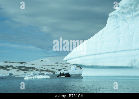 Croisière Zodiac entre les icebergs dans Pleneau Bay, au sud de l'Antarctique, Canal Lemaire Banque D'Images