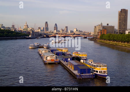 La Tamise de Hungerford Bridge en regardant vers la ville Banque D'Images