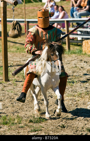 Image de l'homme vêtu de vêtements de style Renaissance un poney et équitation transportant une lance dans un tournoi de joutes Banque D'Images